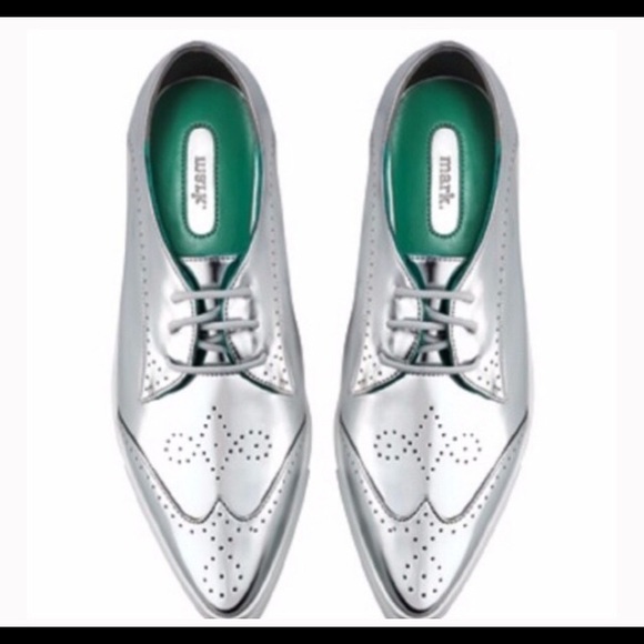 🌺NWOT🌸 Mark Silver Streak Sneakers - Picture 3 of 4